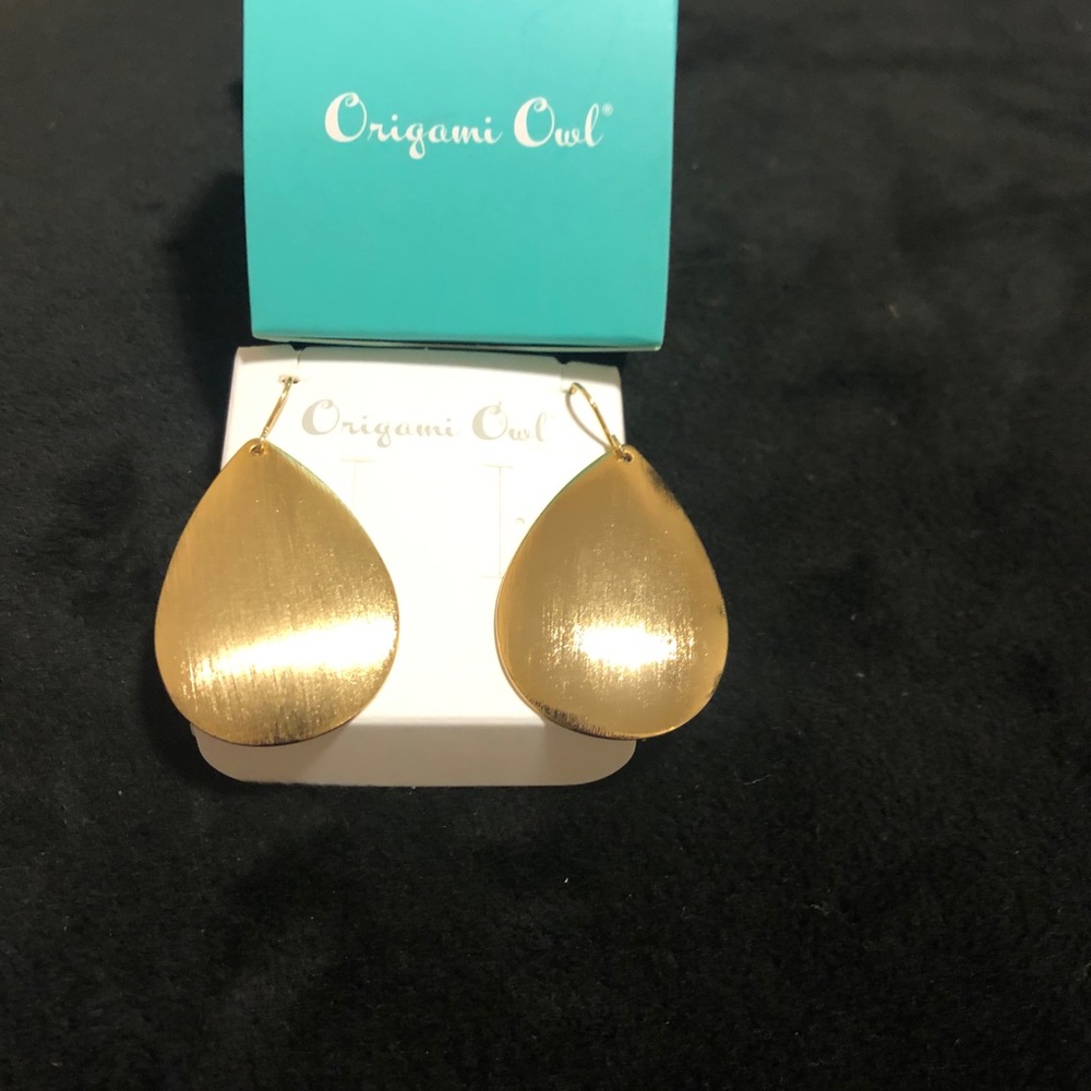 Oval gold earrings